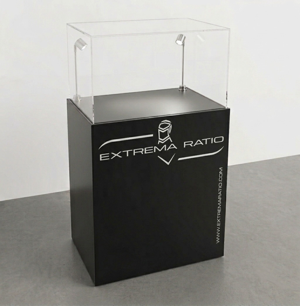 totem da terra con faretti personalizzato con logo